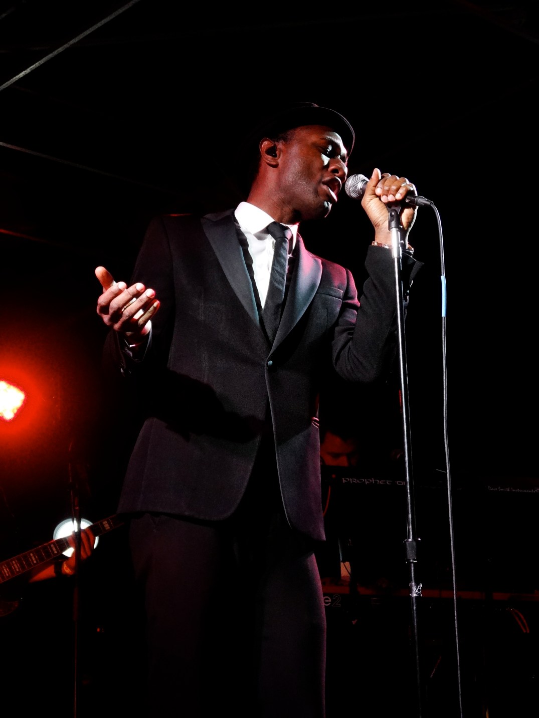 Aloe Blacc performing at The Beach Ball Festival 9/21/13 [ig: @methodman13]