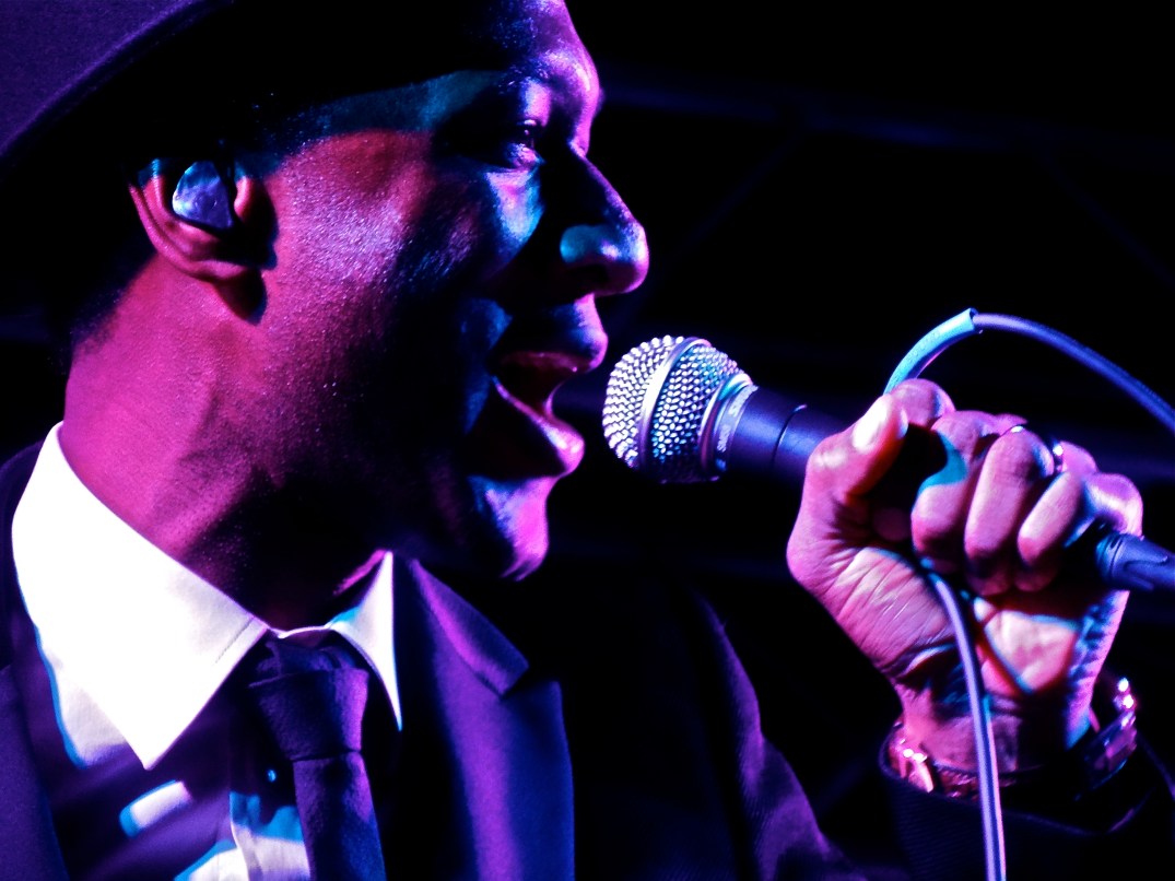 Aloe Blacc performing at The Beach Ball Festival 9/21/13 [ig: @methodman13]